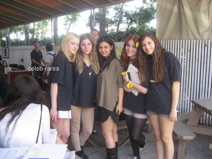 达科塔·范宁(Dakota Fanning)Dakota在学校素颜照相册