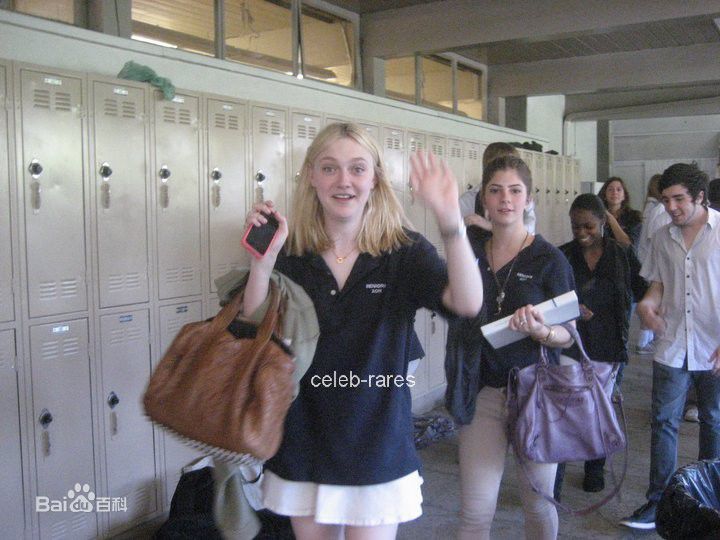 达科塔·范宁(Dakota Fanning)Dakota在学校素颜照相册