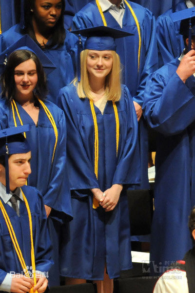 达科塔·范宁(Dakota Fanning)Dakota在学校素颜照相册