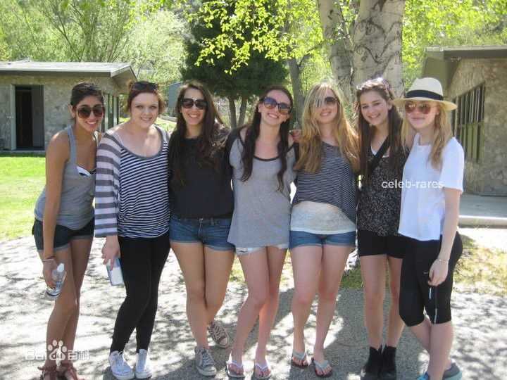 达科塔·范宁(Dakota Fanning)Dakota在学校素颜照相册