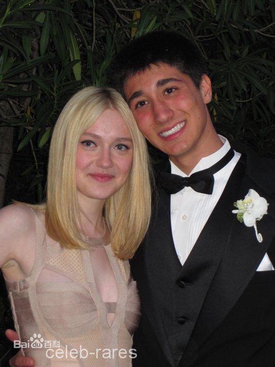 达科塔·范宁(Dakota Fanning)Dakota在学校素颜照相册