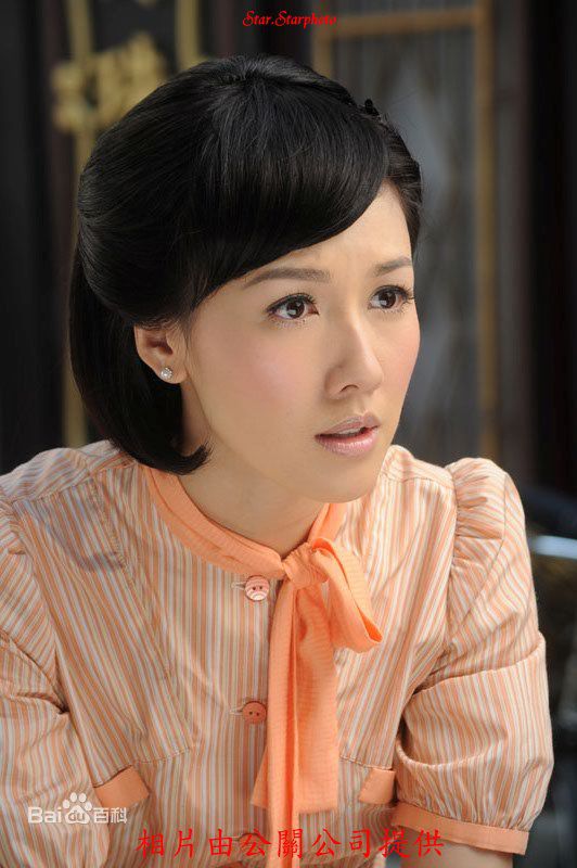 李施嬅(Selena Li)在2010年《铁马寻桥》饰演荣芷晴中的