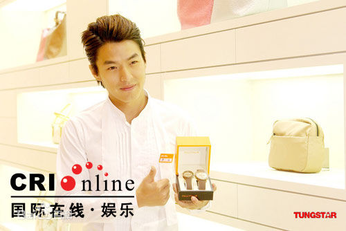 李威(Leewei)广告代言前后照片