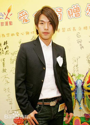 李威(Leewei)广告代言前后照片