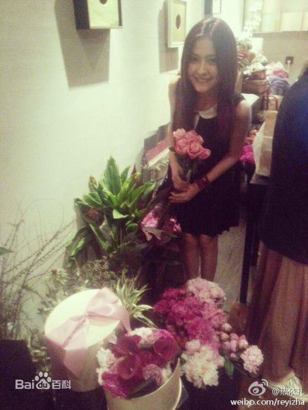 热依扎(Rayza)生活照壁纸壁纸