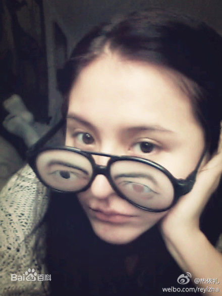 热依扎(Rayza)生活照壁纸壁纸