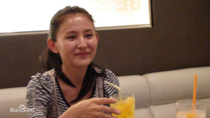 热依扎(Rayza)生活照壁纸壁纸