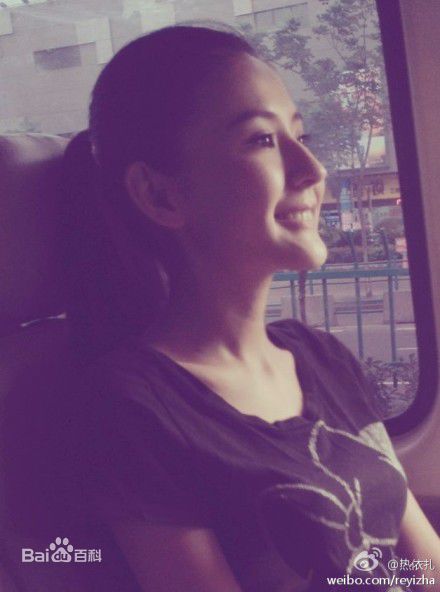 热依扎(Rayza)生活照壁纸壁纸