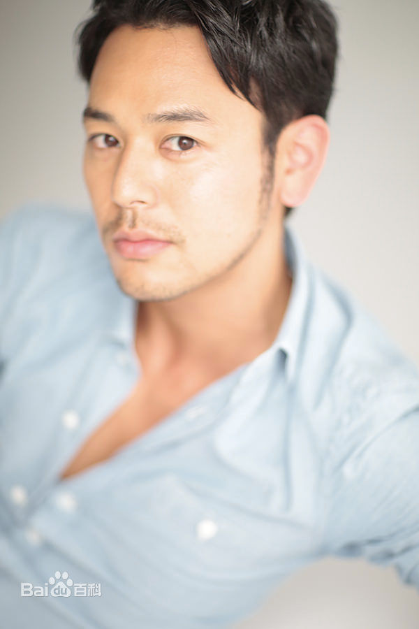 高清妻夫木聪(Tsumabuki Satoshi)在《UOMO》中的图册