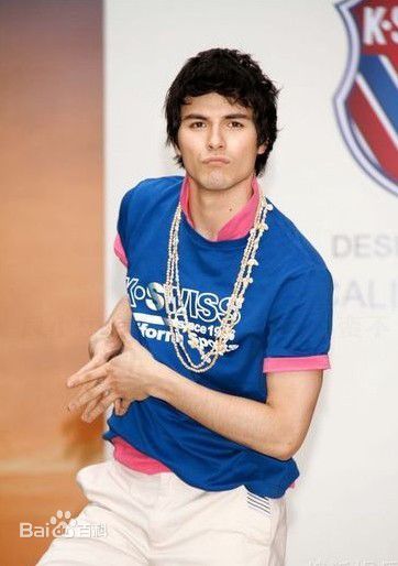 凤小岳(Rhydian Vaughan)活动照前后照片