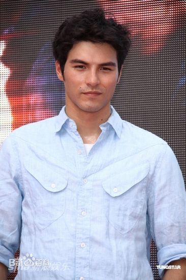 凤小岳(Rhydian Vaughan)活动照前后照片