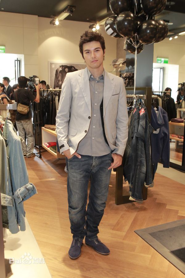 凤小岳(Rhydian Vaughan)活动照前后照片