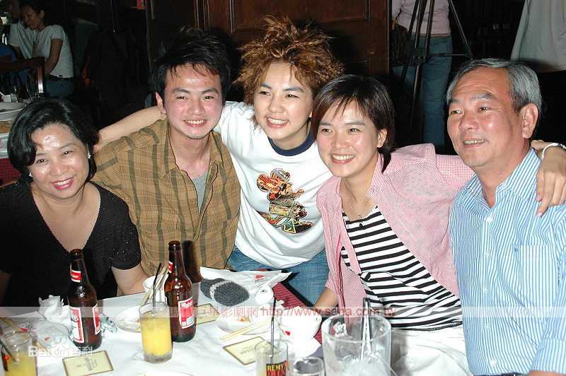 陈嘉桦(Ella、 Water（出道前）)与老公赖斯翔图册