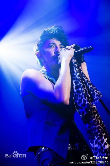 汪东城(Jiro Wang)梵谷与我中大东的画作前后照片