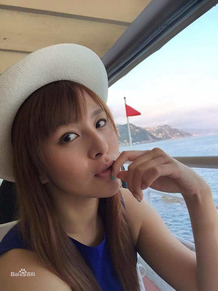 刘品言(Esther Lau)生活照壁纸壁纸