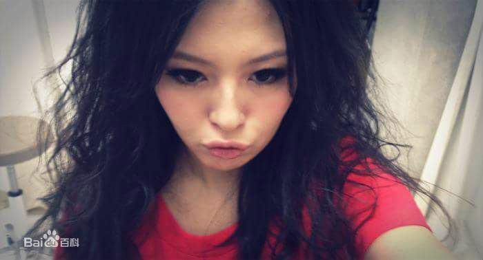 刘品言(Esther Lau)生活照壁纸壁纸