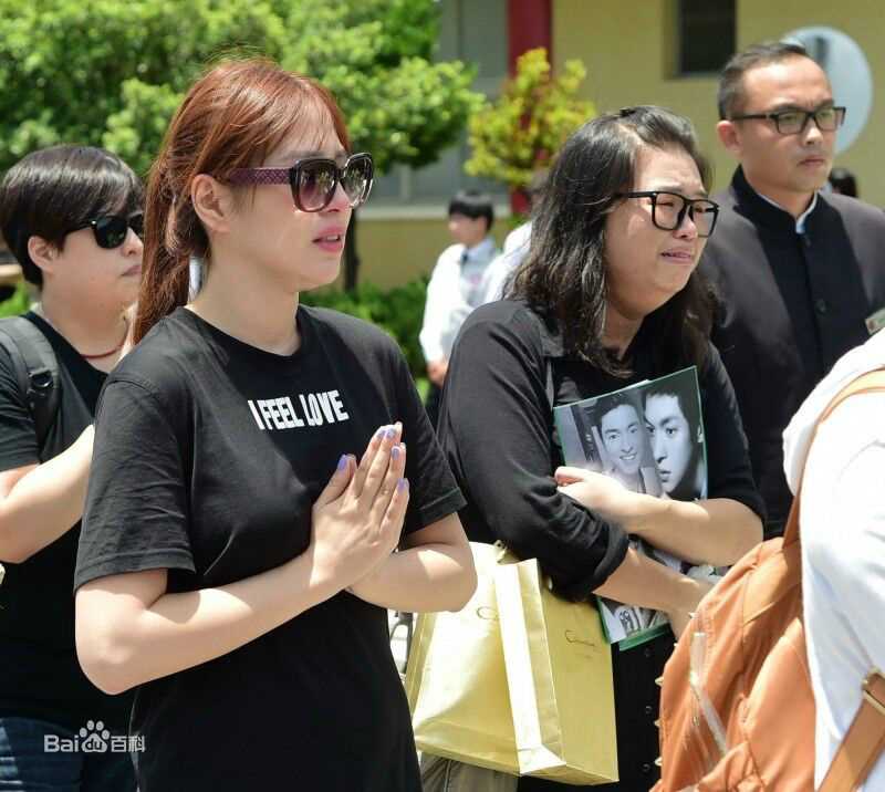 刘品言(Esther Lau)生活照壁纸壁纸