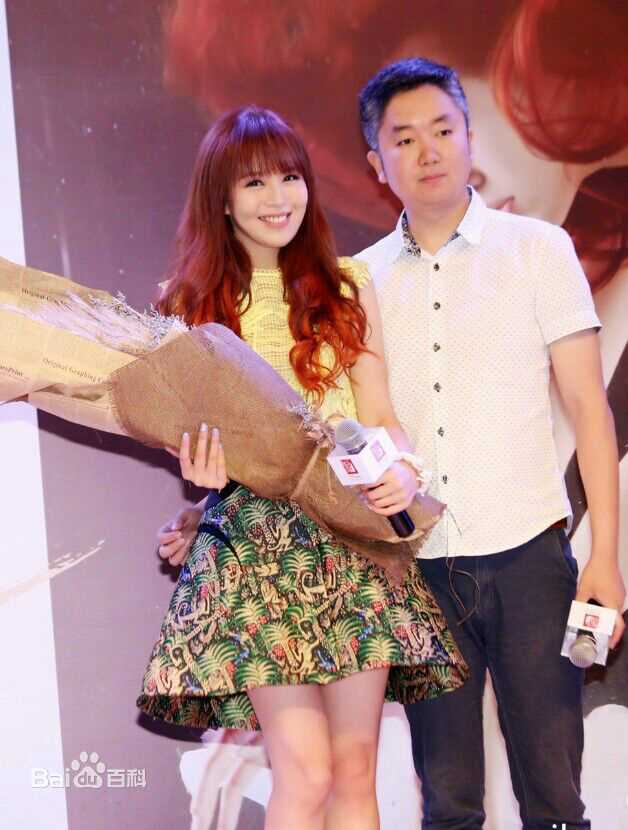 刘品言(Esther Lau)言言综合图册素颜照壁纸