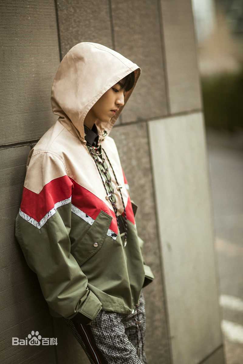 王俊凯(Karry)时尚街拍前后照片