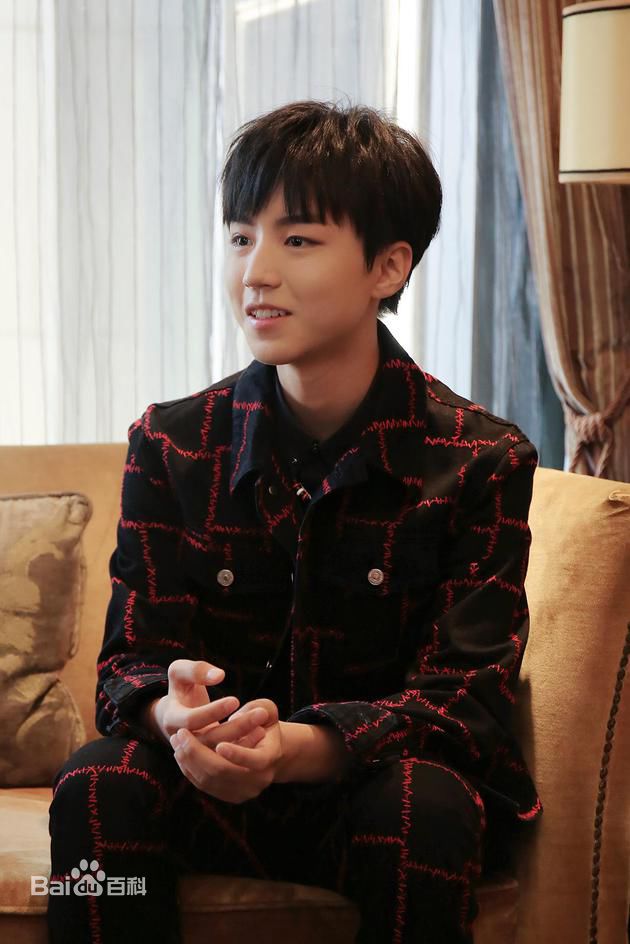 王俊凯(Karry)时尚街拍前后照片