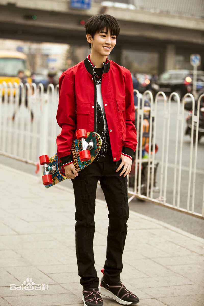王俊凯(Karry)时尚街拍前后照片