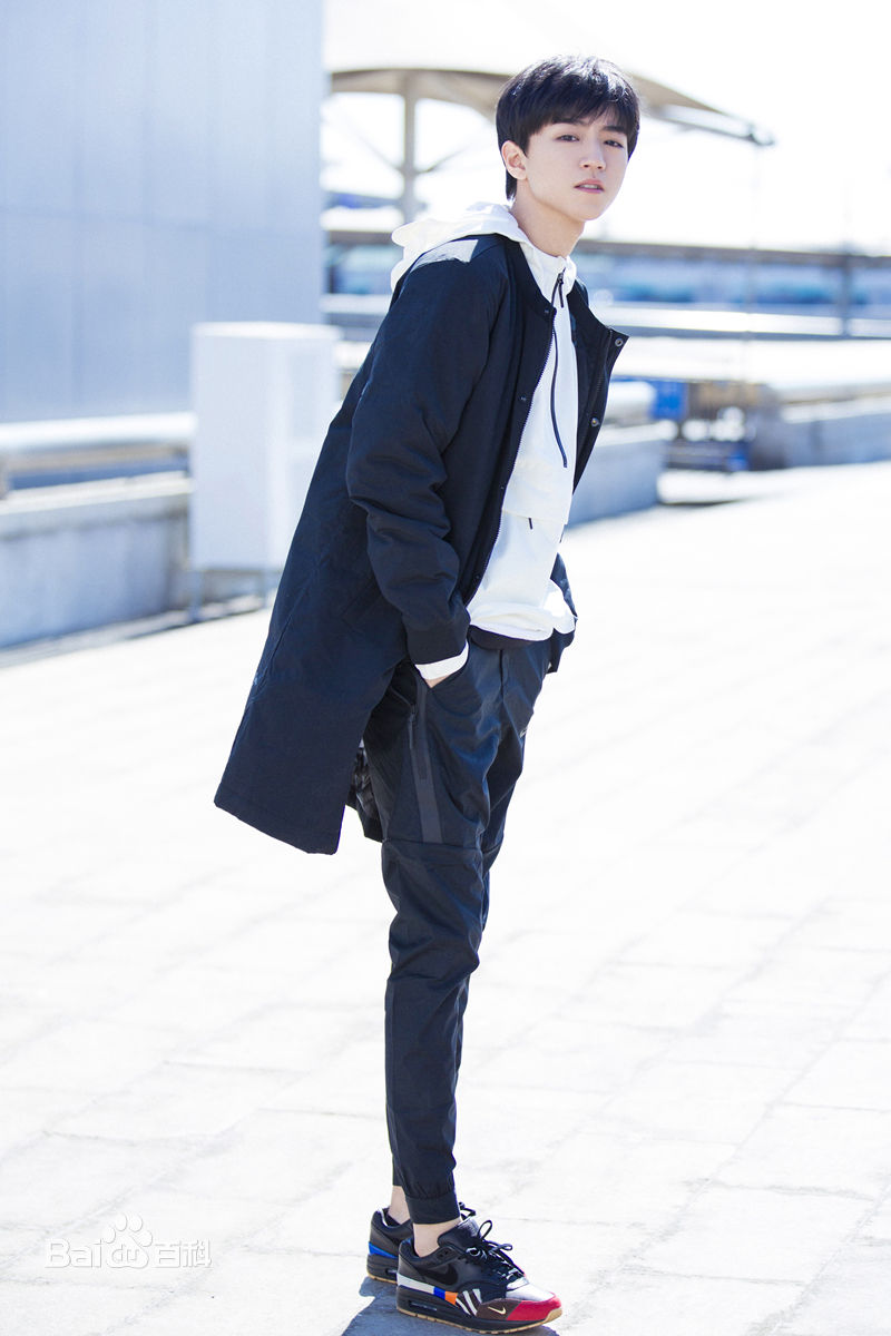 王俊凯(Karry)时尚街拍前后照片