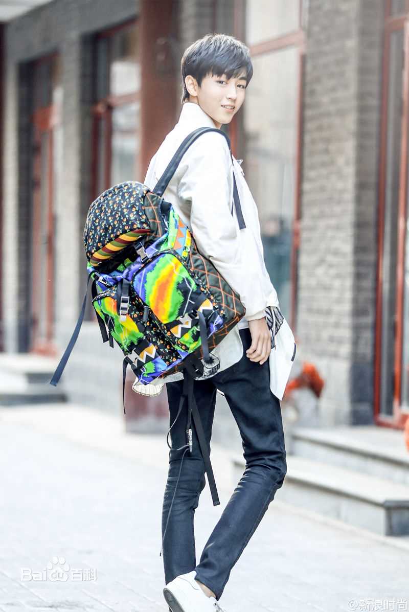 王俊凯(Karry)时尚街拍前后照片
