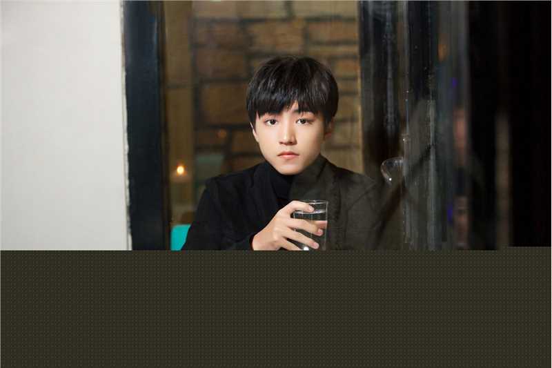 王俊凯(Karry)时尚街拍前后照片