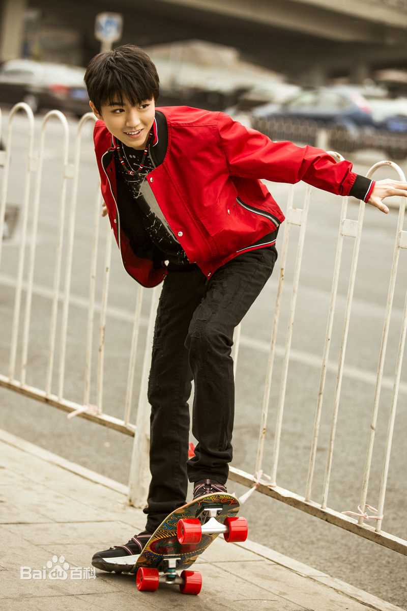 王俊凯(Karry)时尚街拍前后照片