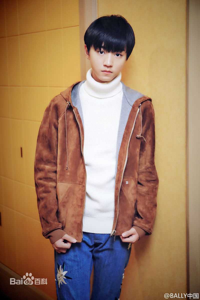 王俊凯(Karry)时尚街拍前后照片