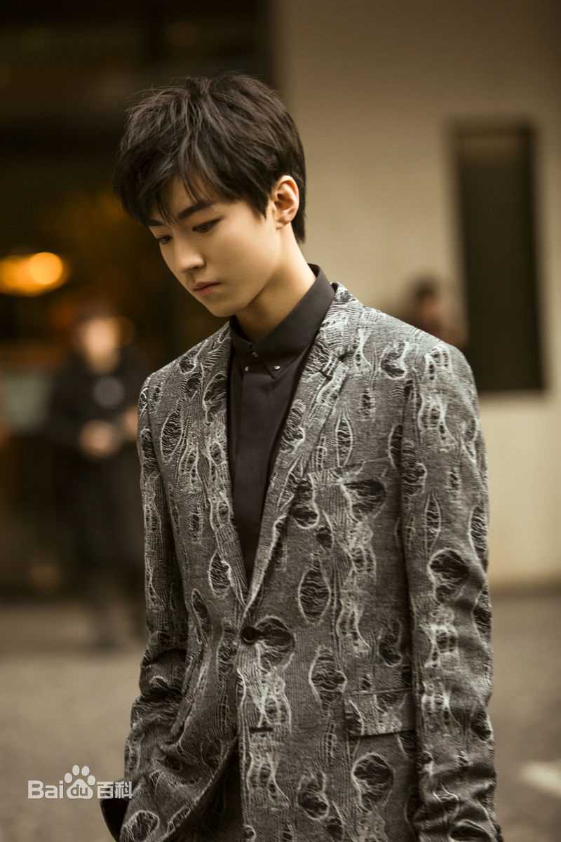 王俊凯(Karry)时尚街拍前后照片