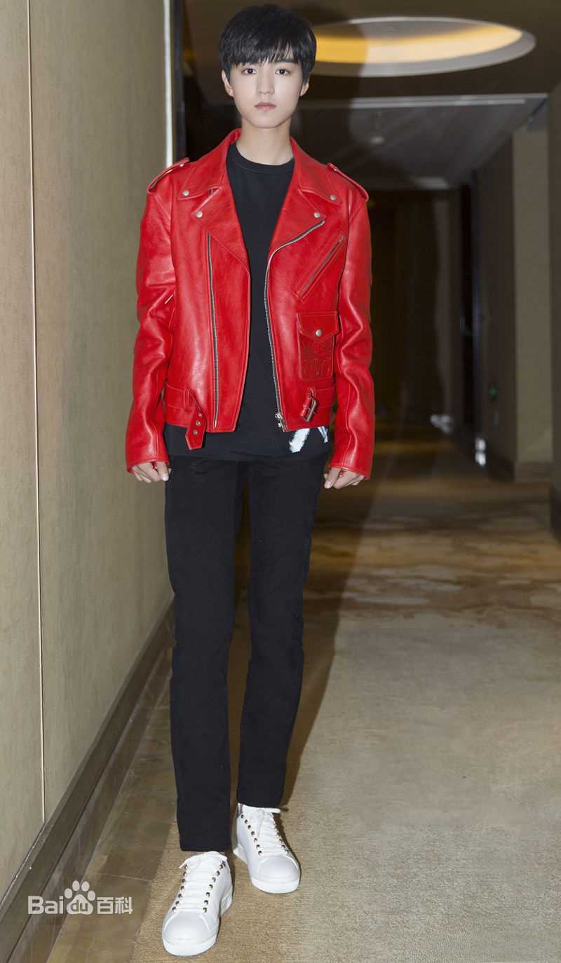 王俊凯(Karry)时尚街拍前后照片