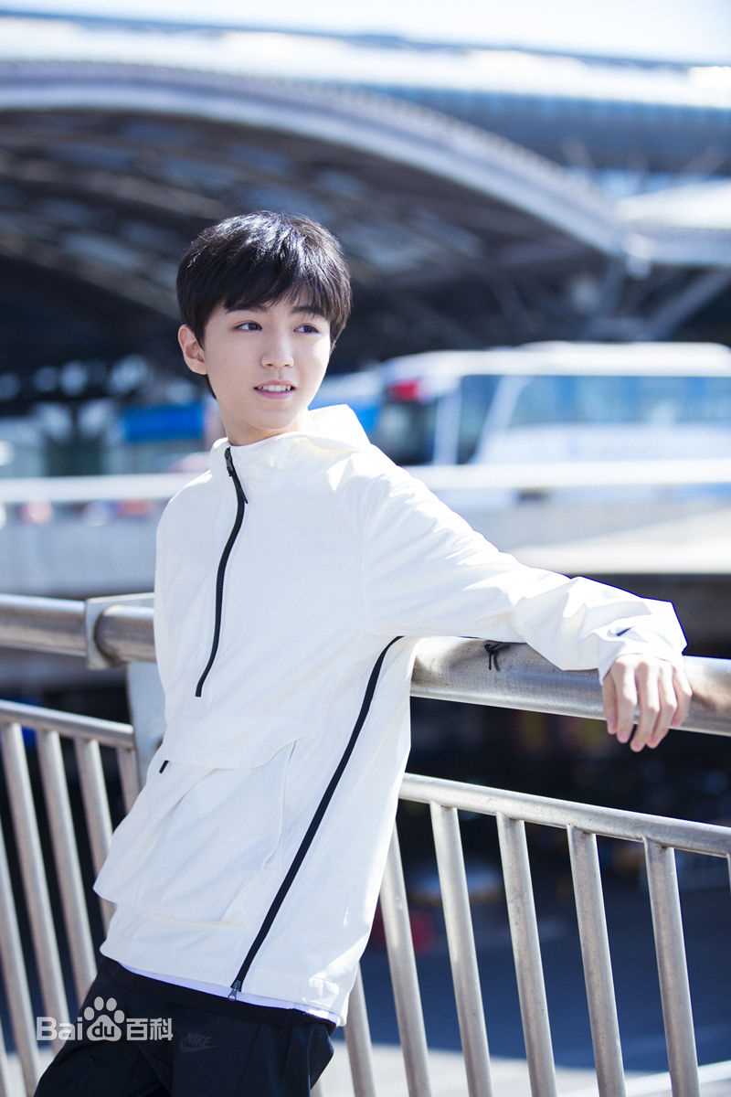 王俊凯(Karry)时尚街拍前后照片