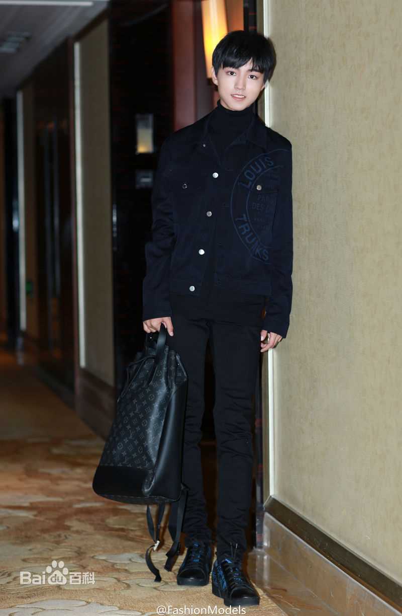 王俊凯(Karry)时尚街拍前后照片