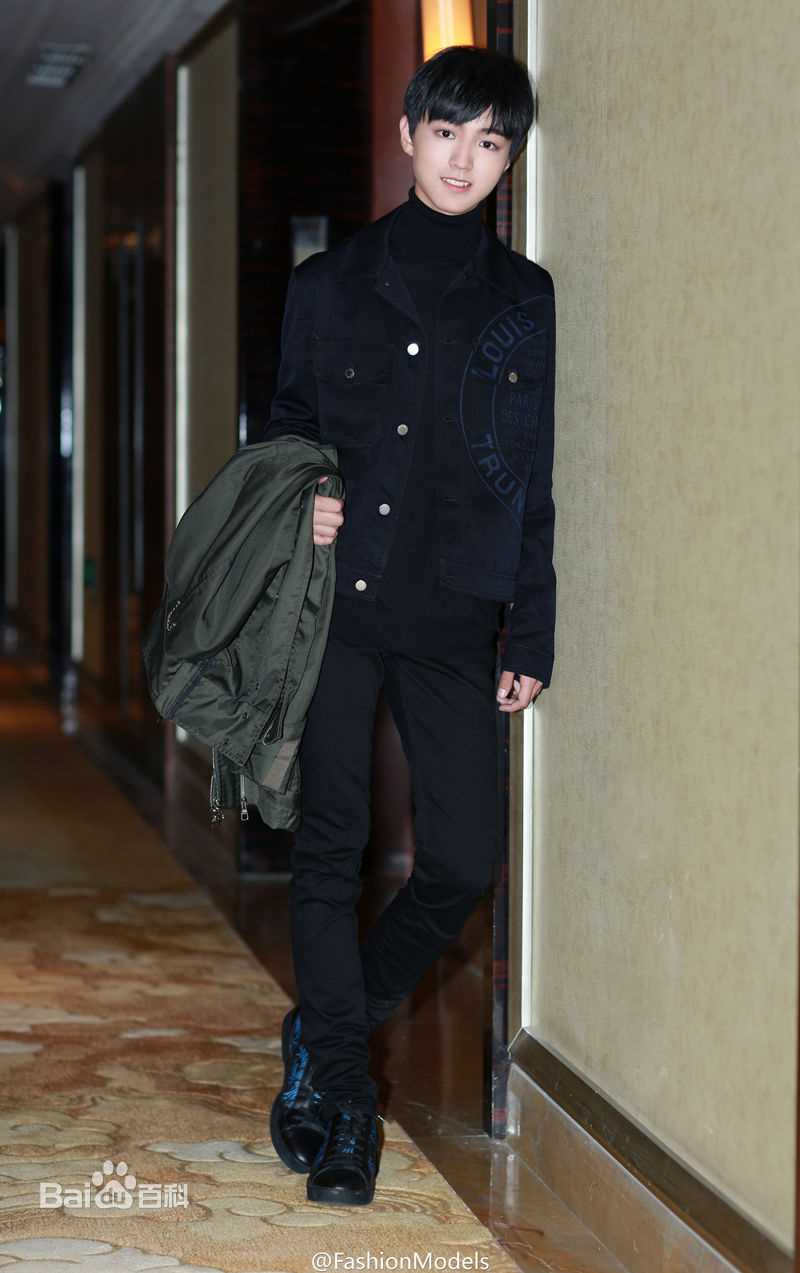 王俊凯(Karry)时尚街拍前后照片