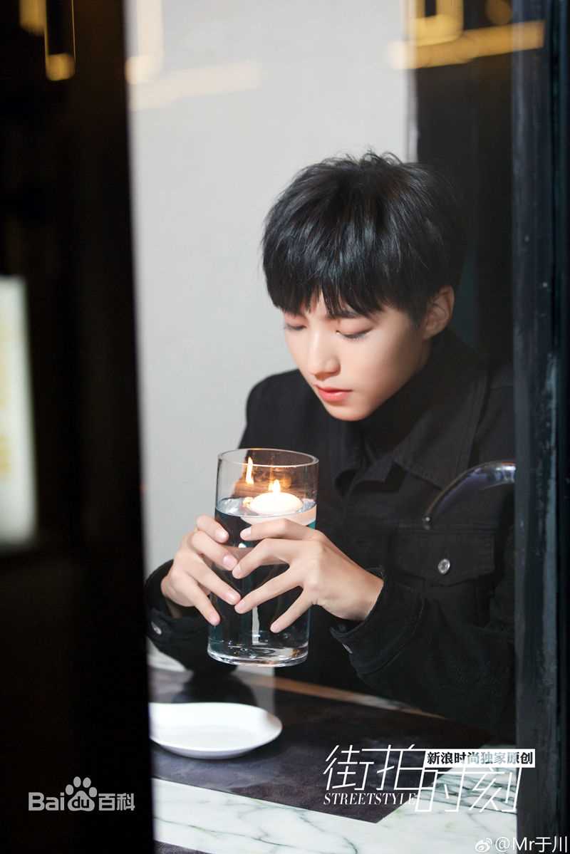 王俊凯(Karry)时尚街拍前后照片