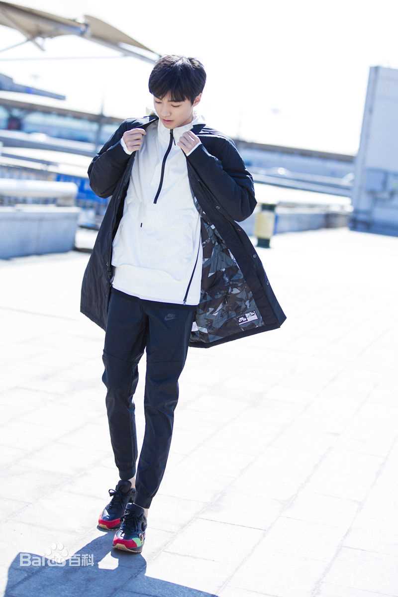 王俊凯(Karry)时尚街拍前后照片