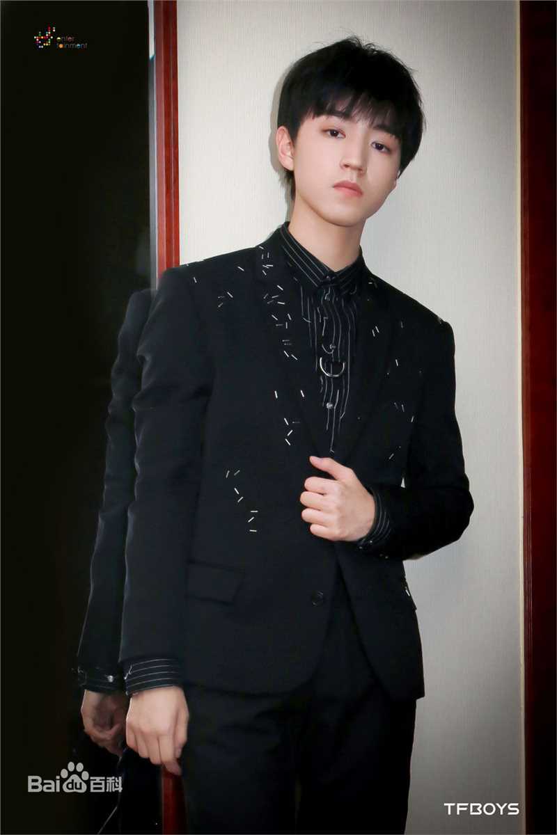 王俊凯(Karry)时尚街拍前后照片