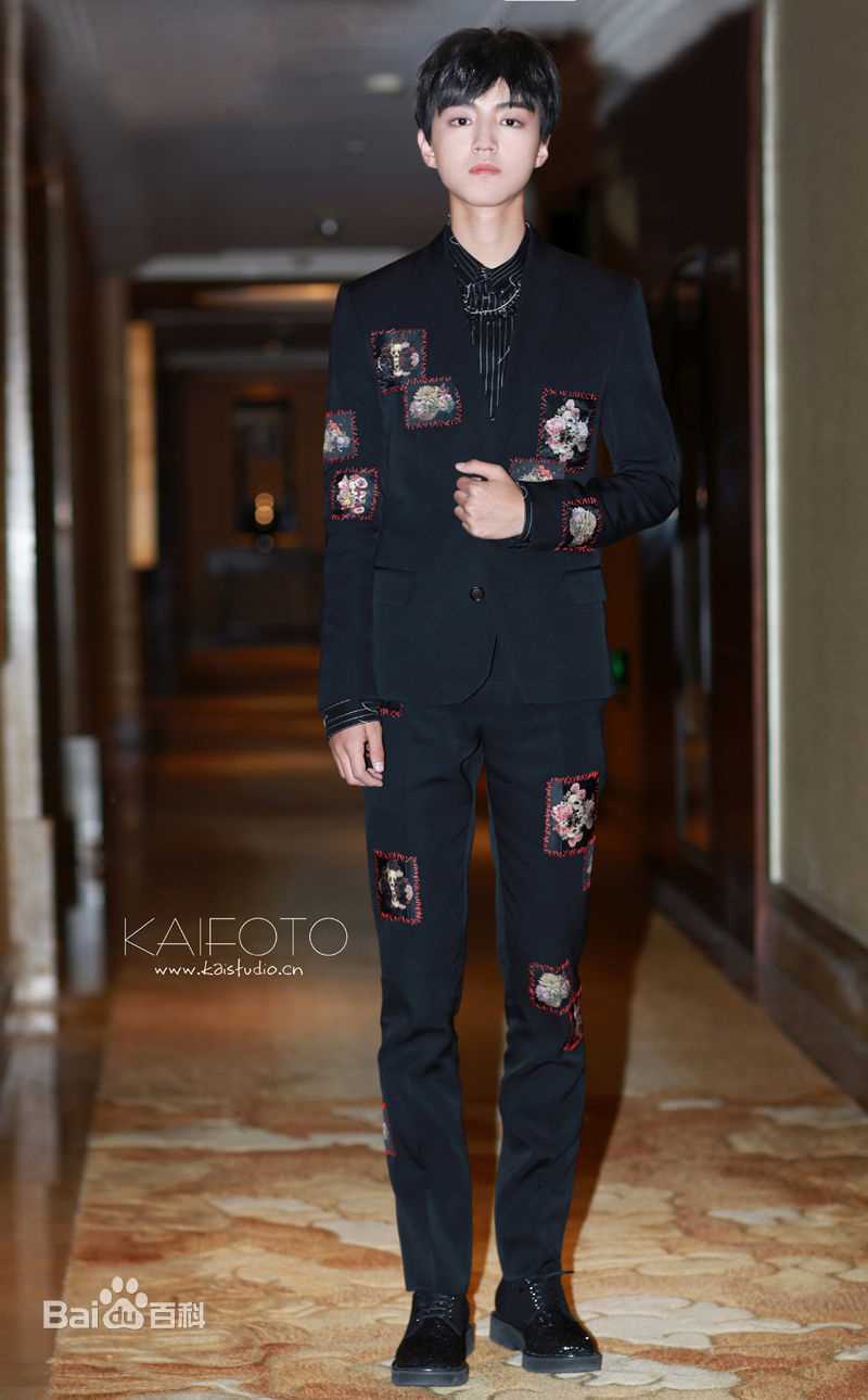 王俊凯(Karry)时尚街拍前后照片