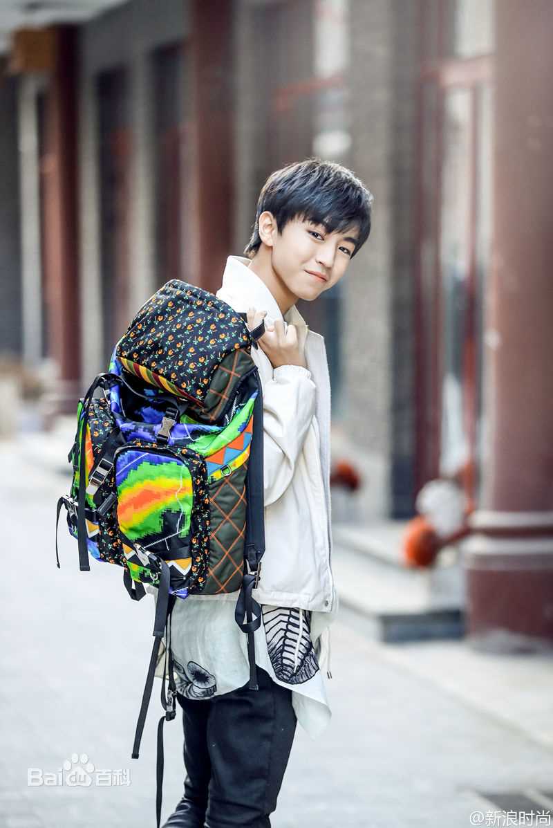 王俊凯(Karry)时尚街拍前后照片
