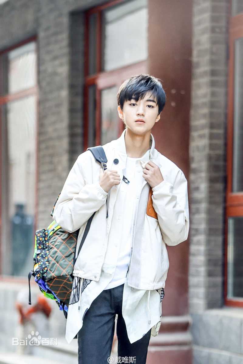 王俊凯(Karry)时尚街拍前后照片