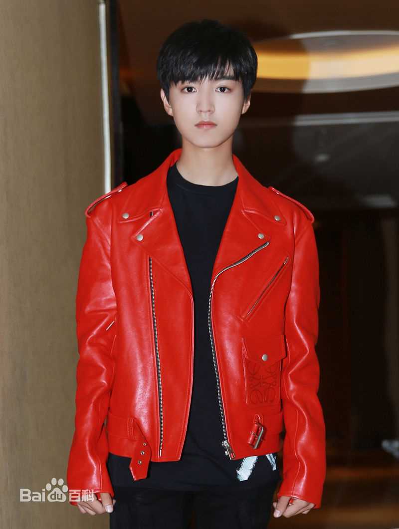 王俊凯(Karry)时尚街拍前后照片