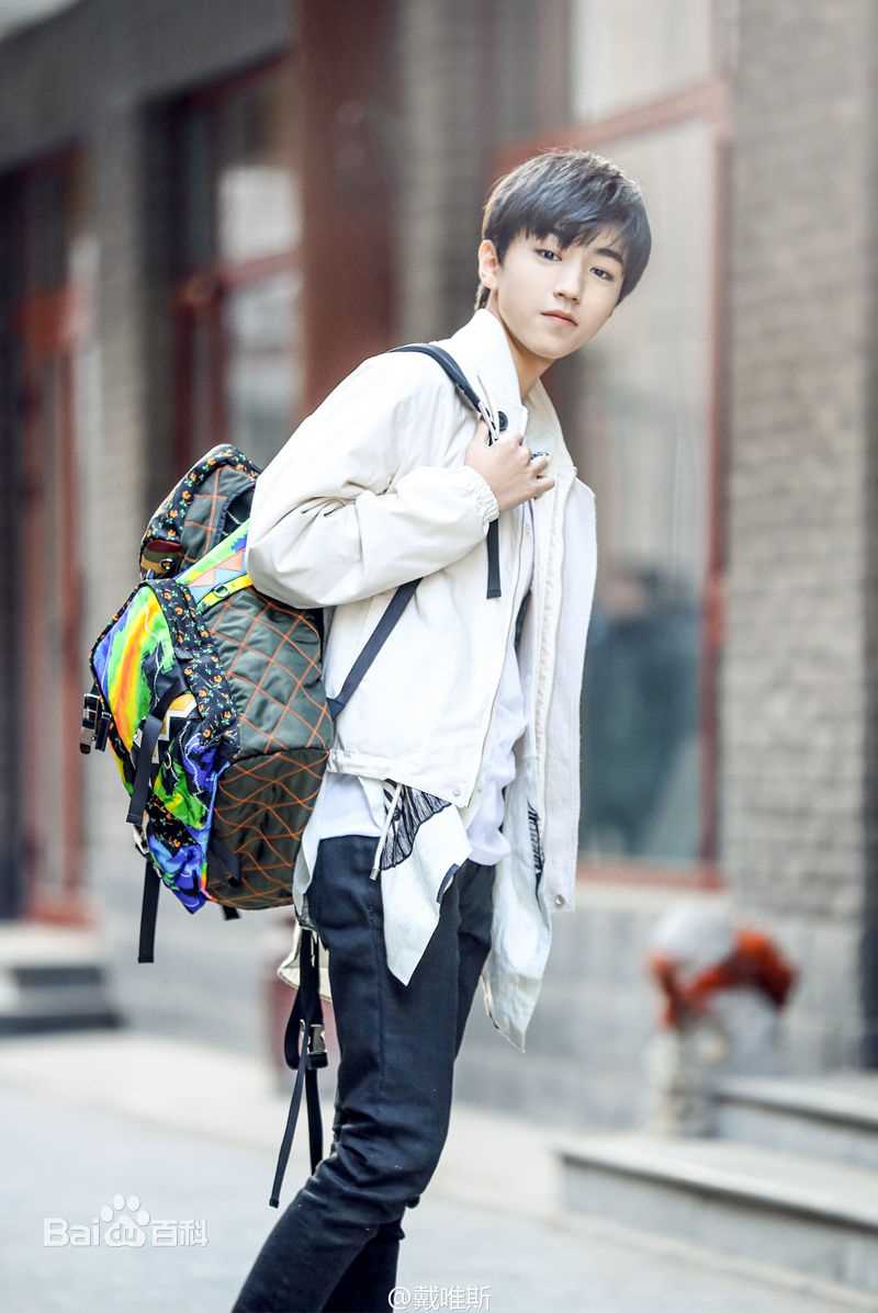 王俊凯(Karry)时尚街拍前后照片