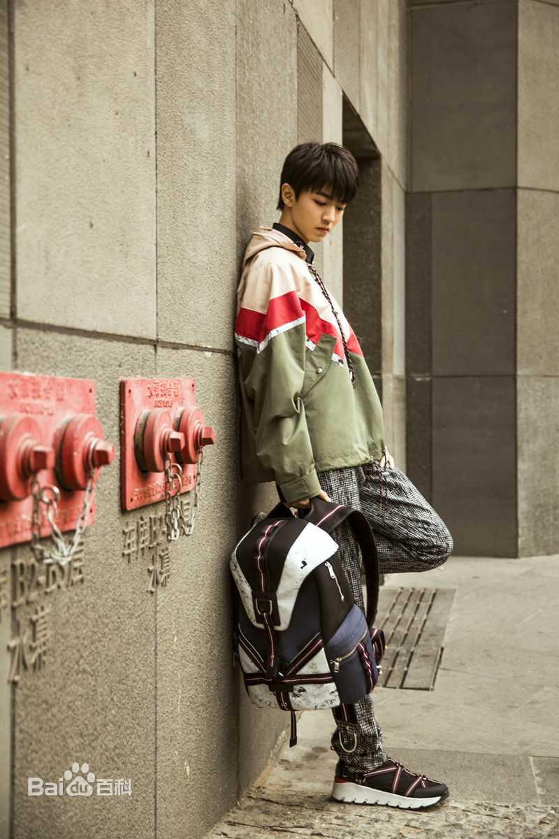 王俊凯(Karry)时尚街拍前后照片