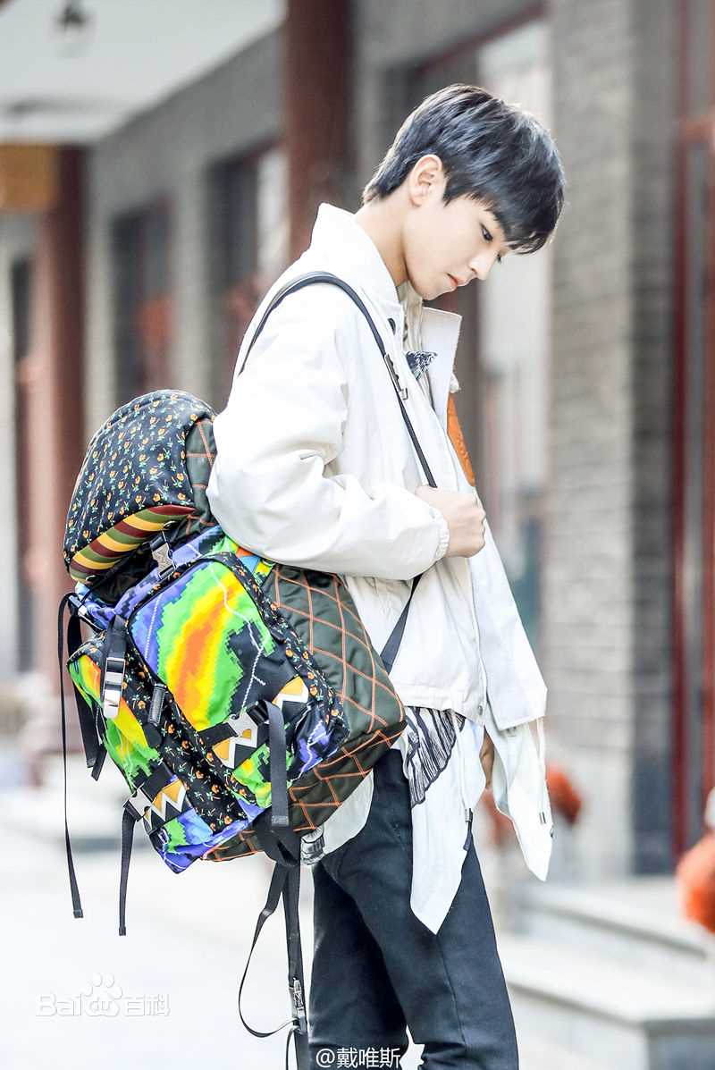 王俊凯(Karry)时尚街拍前后照片