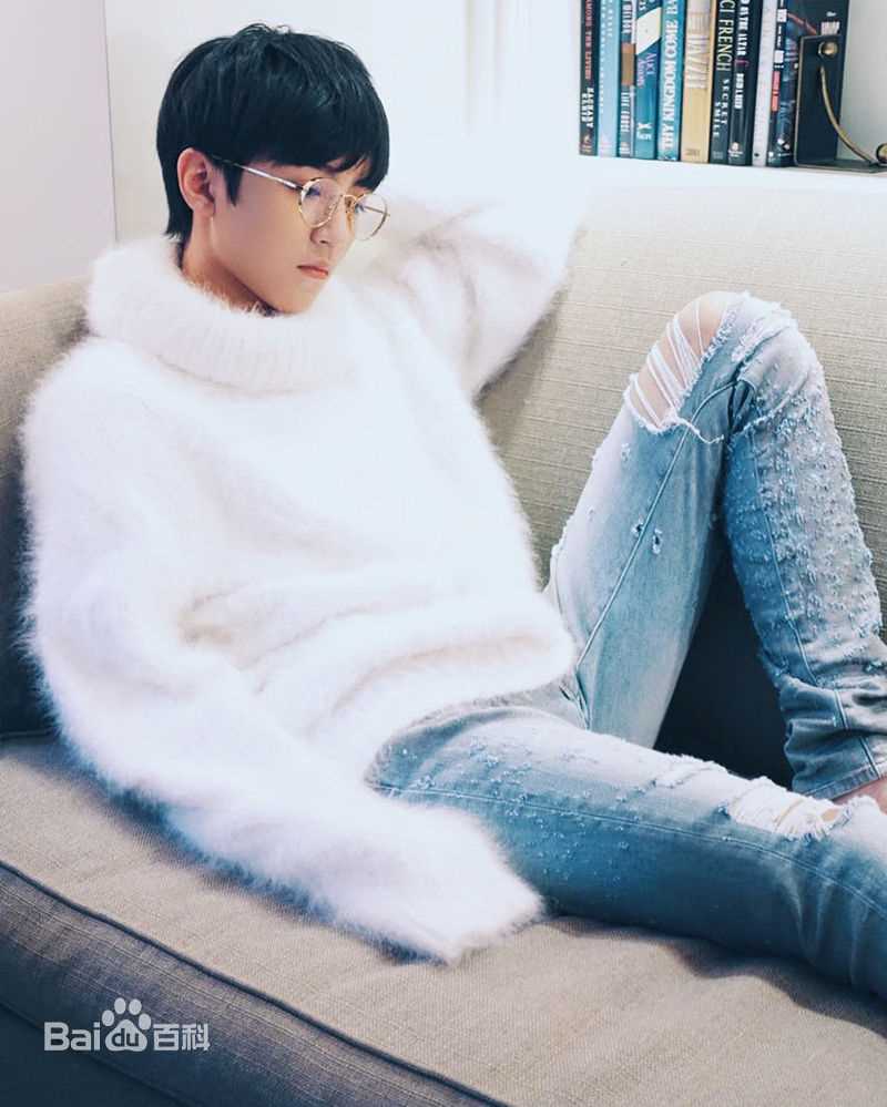 王俊凯(Karry)时尚街拍前后照片