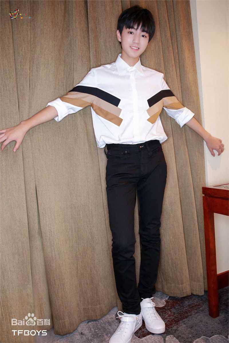 王俊凯(Karry)时尚街拍前后照片