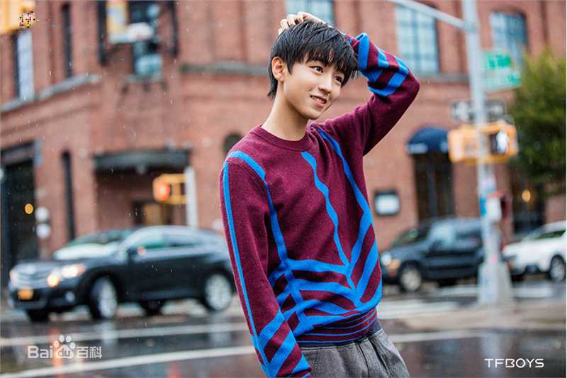 王俊凯(Karry)时尚街拍前后照片