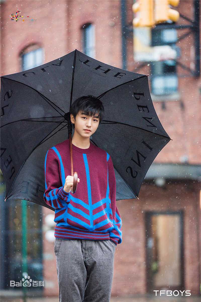 王俊凯(Karry)时尚街拍前后照片