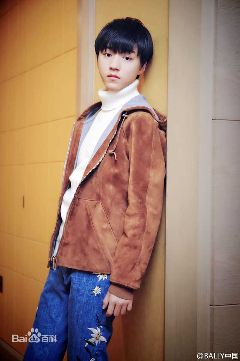 王俊凯(Karry)时尚街拍前后照片